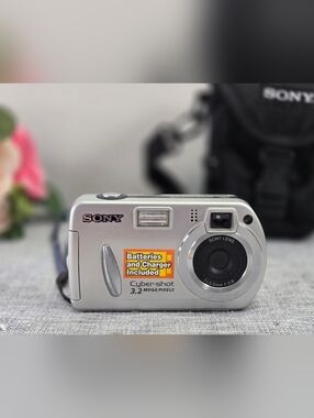 Vintage Sony Cybershot DSC-P32 3.2MP Digital Camera Silver Working With Bag